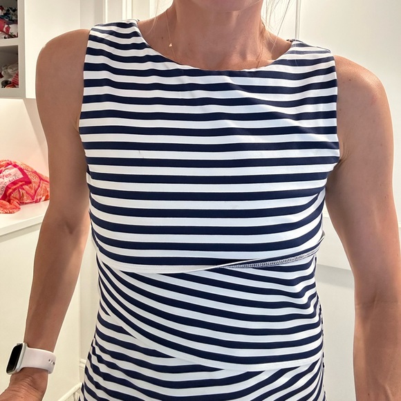 Classic J. McLaighlin Nagy and white dress.  So flattering! - Picture 4 of 6